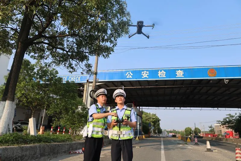 交警大隊民警在深橋省際公安檢查站開展無人機巡邏