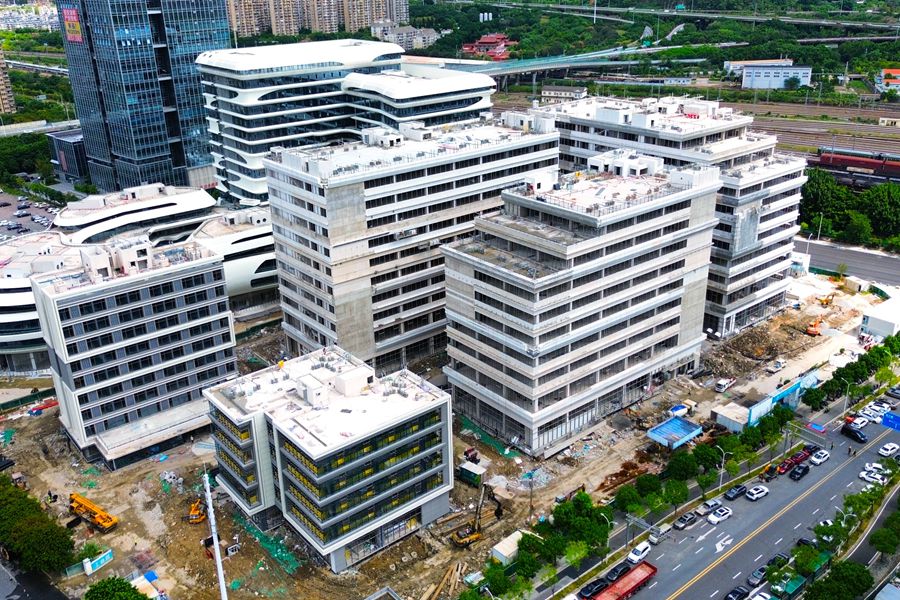 俯瞰光電產(chǎn)業(yè)園項(xiàng)目建設(shè)現(xiàn)場，這是福州市首個(gè)“工業(yè)上樓”試點(diǎn)項(xiàng)目。 福州工業(yè)園區(qū)集團(tuán)供圖
