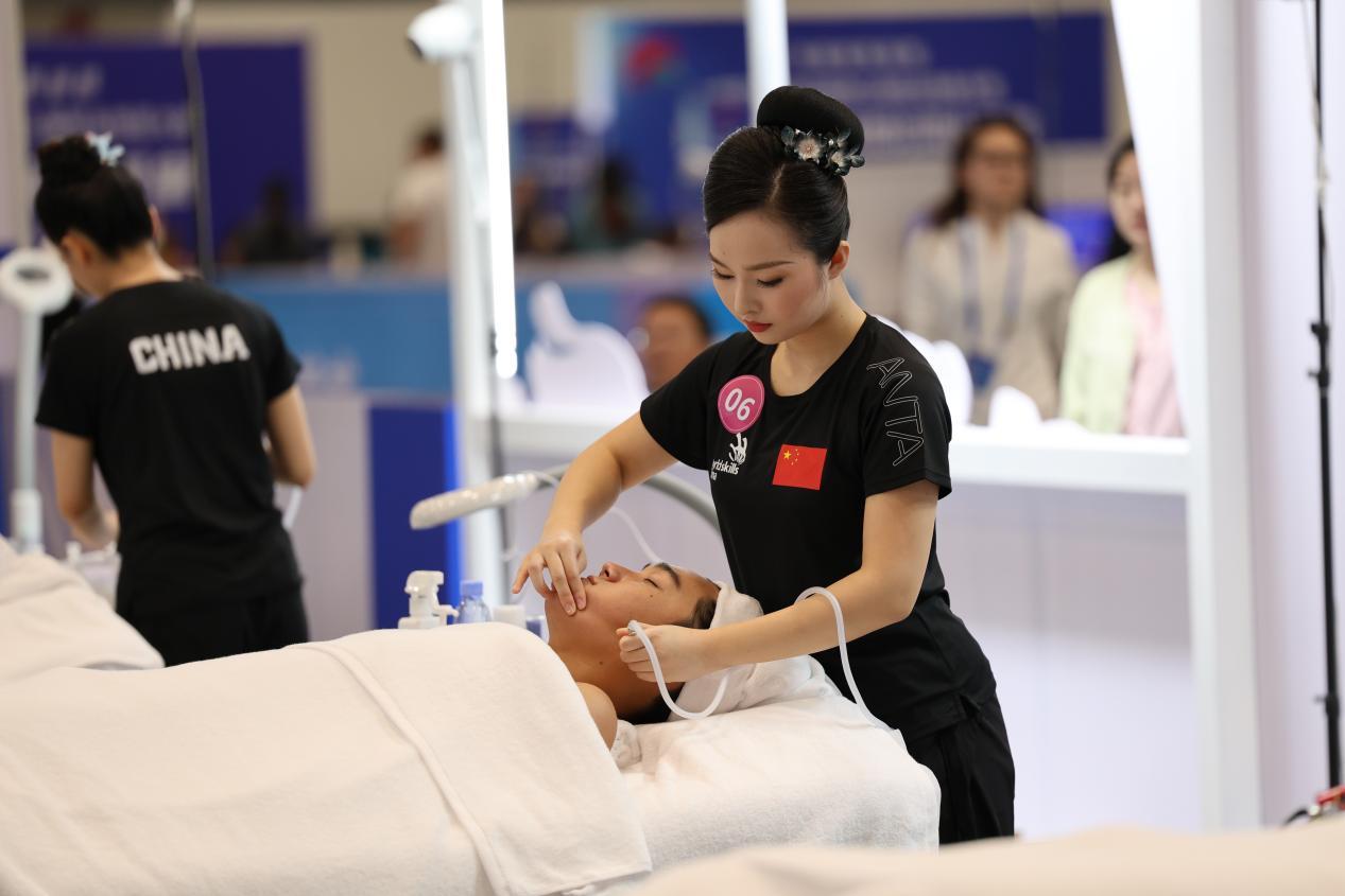 銅牌得獲得者何梅春。龍巖技師學院供圖