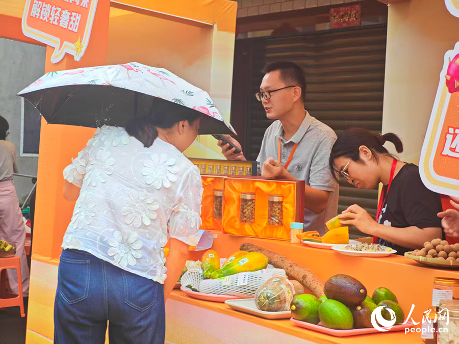 菜溪鄉(xiāng)象星村市集吸引了許多市民前來(lái)參觀。人民網(wǎng) 黃東儀攝