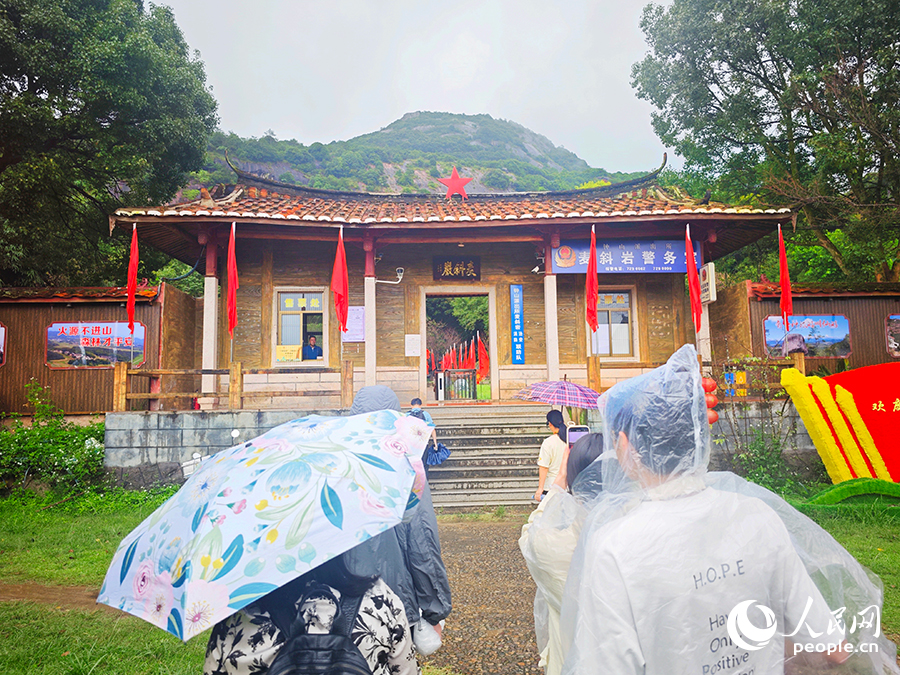 主播們冒雨探訪麥斜巖。人民網(wǎng) 黃東儀攝