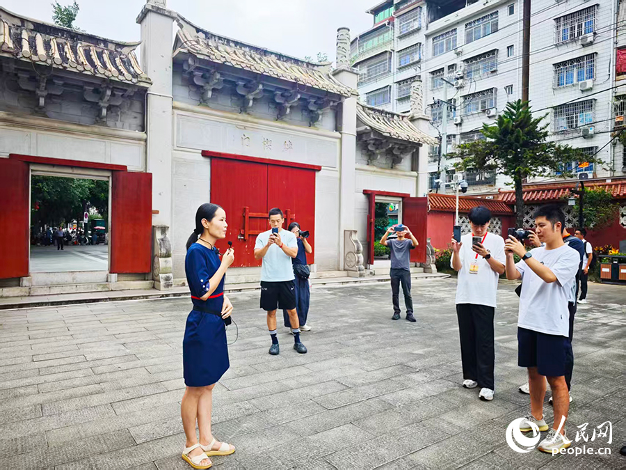 主播一行人走進(jìn)仙游文廟。人民網(wǎng) 黃東儀攝