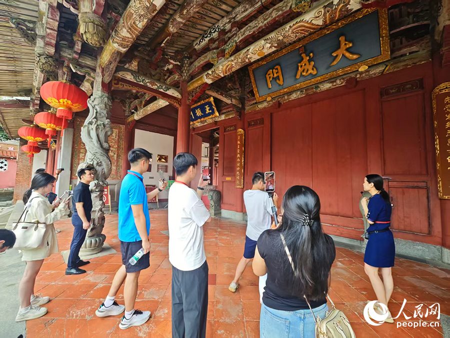 主播們直播推介仙游文廟內(nèi)的大成門(mén)。人民網(wǎng) 黃東儀攝