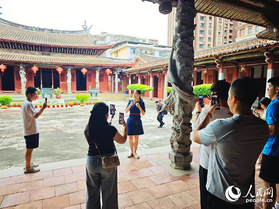 主播們直播推介仙游文廟內(nèi)的雕刻石柱。人民網(wǎng) 黃東儀攝