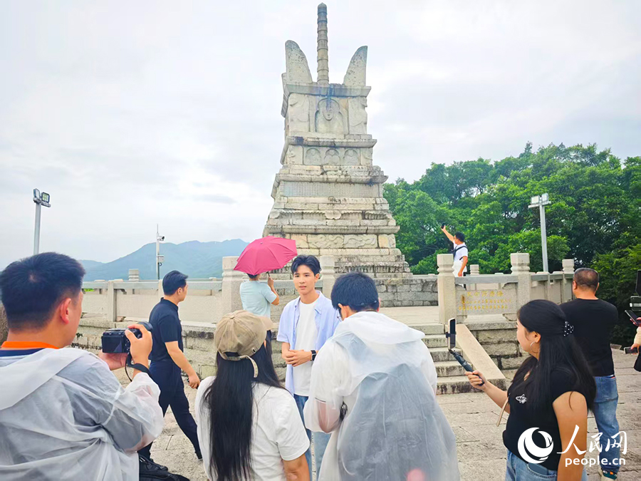 主播們直播推介仙游楓亭塔斗山上的天中萬(wàn)壽塔。人民網(wǎng) 黃東儀攝