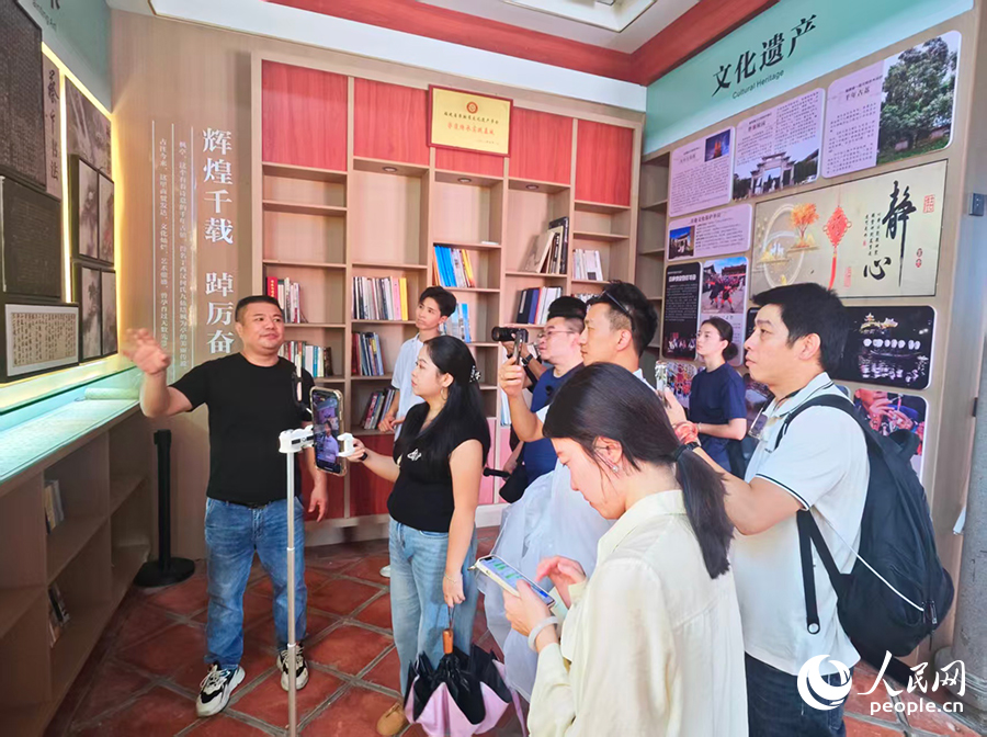 塔斗山文昌閣內(nèi)，主播們被楓亭陣的歷史文脈深深吸引。人民網(wǎng) 黃東儀攝