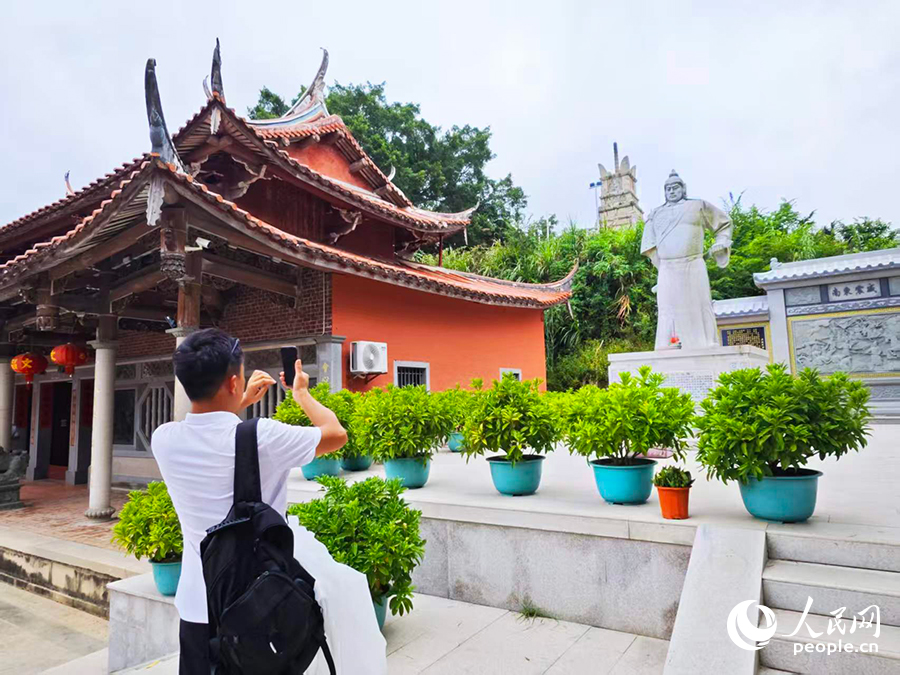 主播將鏡頭對(duì)準(zhǔn)文昌閣旁的戚繼光雕像，和網(wǎng)友們講起了當(dāng)年戚繼光在此抗倭的故事。人民網(wǎng) 黃東儀攝