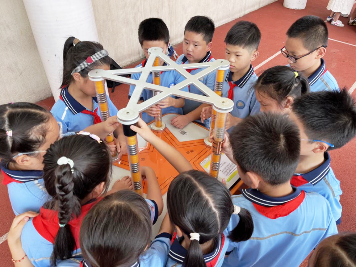 孩子們在操作五角星實驗裝置。