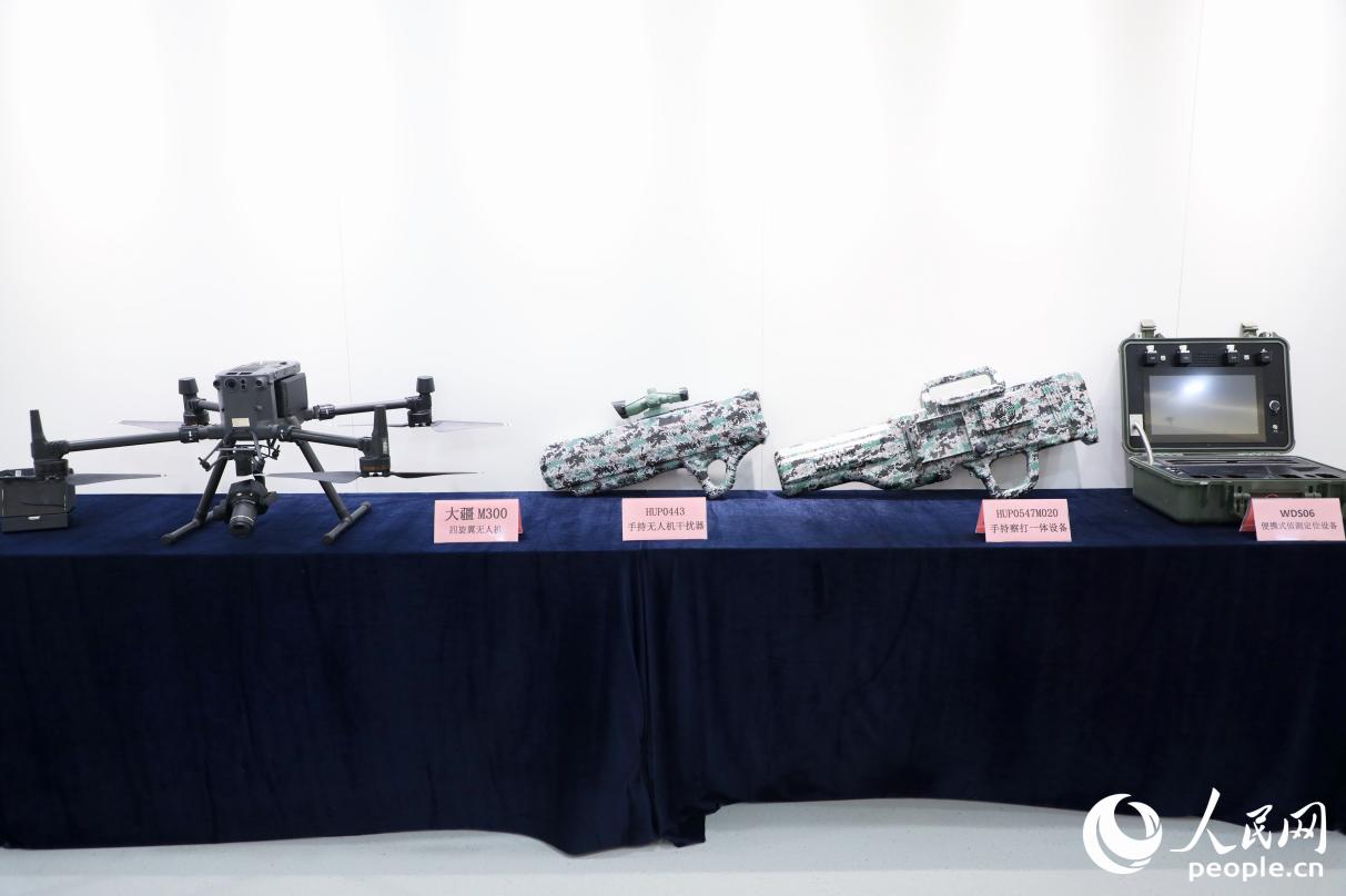 低空經(jīng)濟產(chǎn)業(yè)鏈上企業(yè)的產(chǎn)品聯(lián)合展出。人民網(wǎng) 李唯一攝