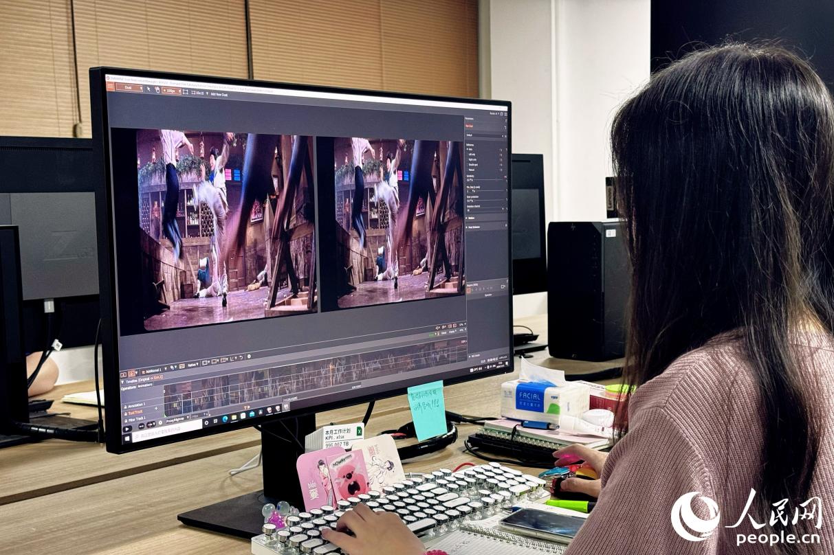 在安溪數(shù)字資源中心，修復(fù)師正在修復(fù)“老電影”。人民網(wǎng) 李唯一攝