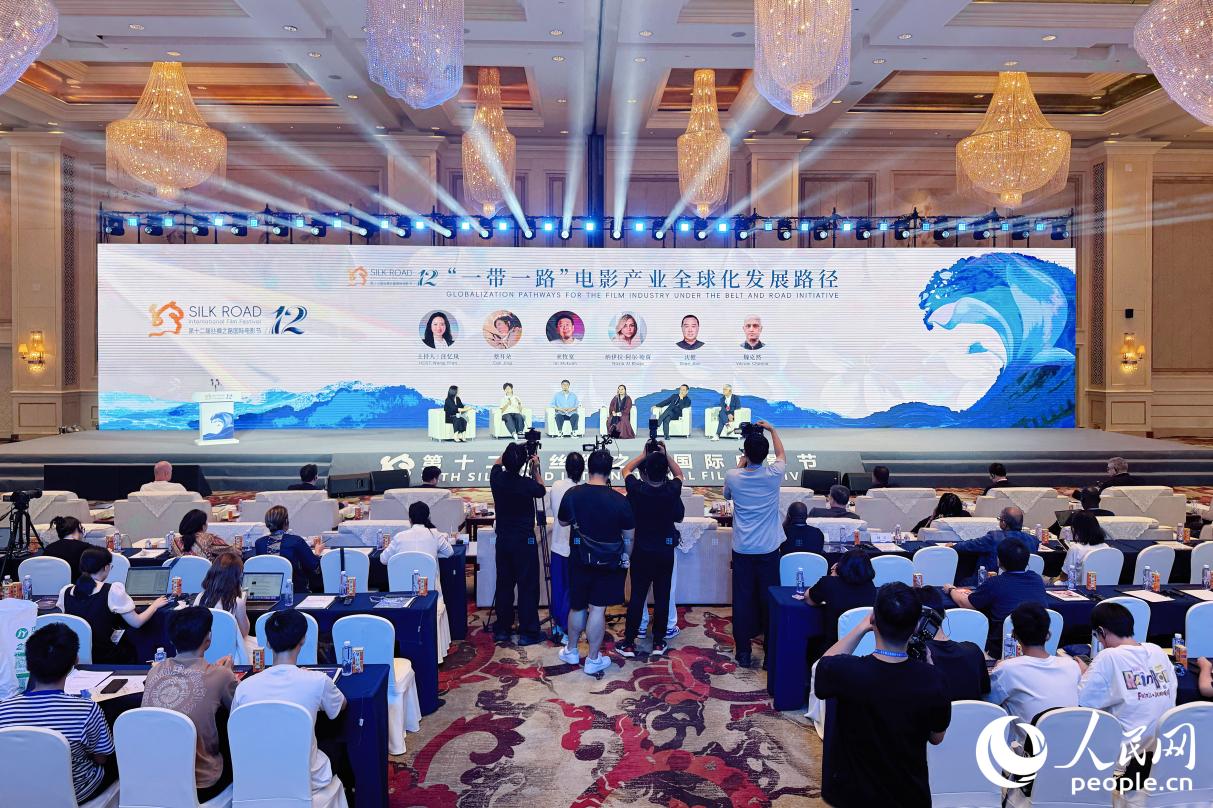 青年導(dǎo)演蔡耳朵（臺上左二）在論壇上發(fā)言。人民網(wǎng) 李唯一攝