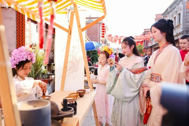 穿古裝，游古城