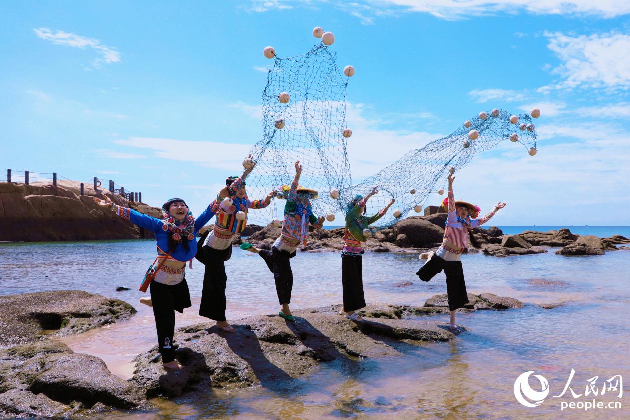 惠女們正在演示撒網(wǎng)動(dòng)作。人民網(wǎng) 李唯一攝