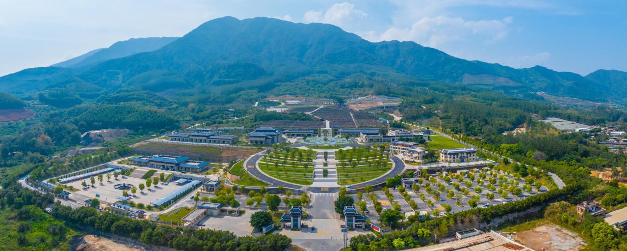 坐落在漳州市薌城區(qū)浦南鎮(zhèn)長嶺埔、天寶大山東南麓的市殯儀館，靜謐園林式建筑群與周邊蒼翠山色融為一體。漳州市民政局供圖