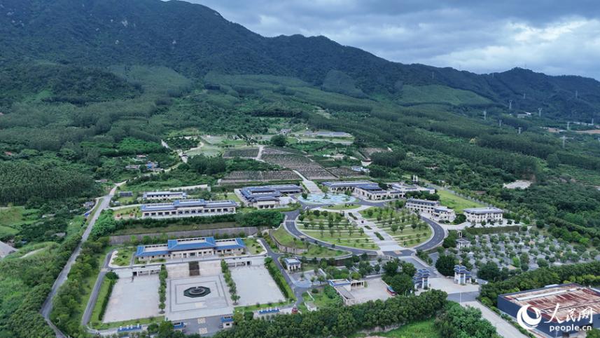 漳州市城市公益性公墓緊鄰漳州市殯儀服務(wù)中心。人民網(wǎng) 李昌乾攝