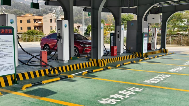 截至9月25日，全省高速公路服務(wù)區(qū)充電站已實(shí)現(xiàn)全覆蓋。福建高速能源公司供圖