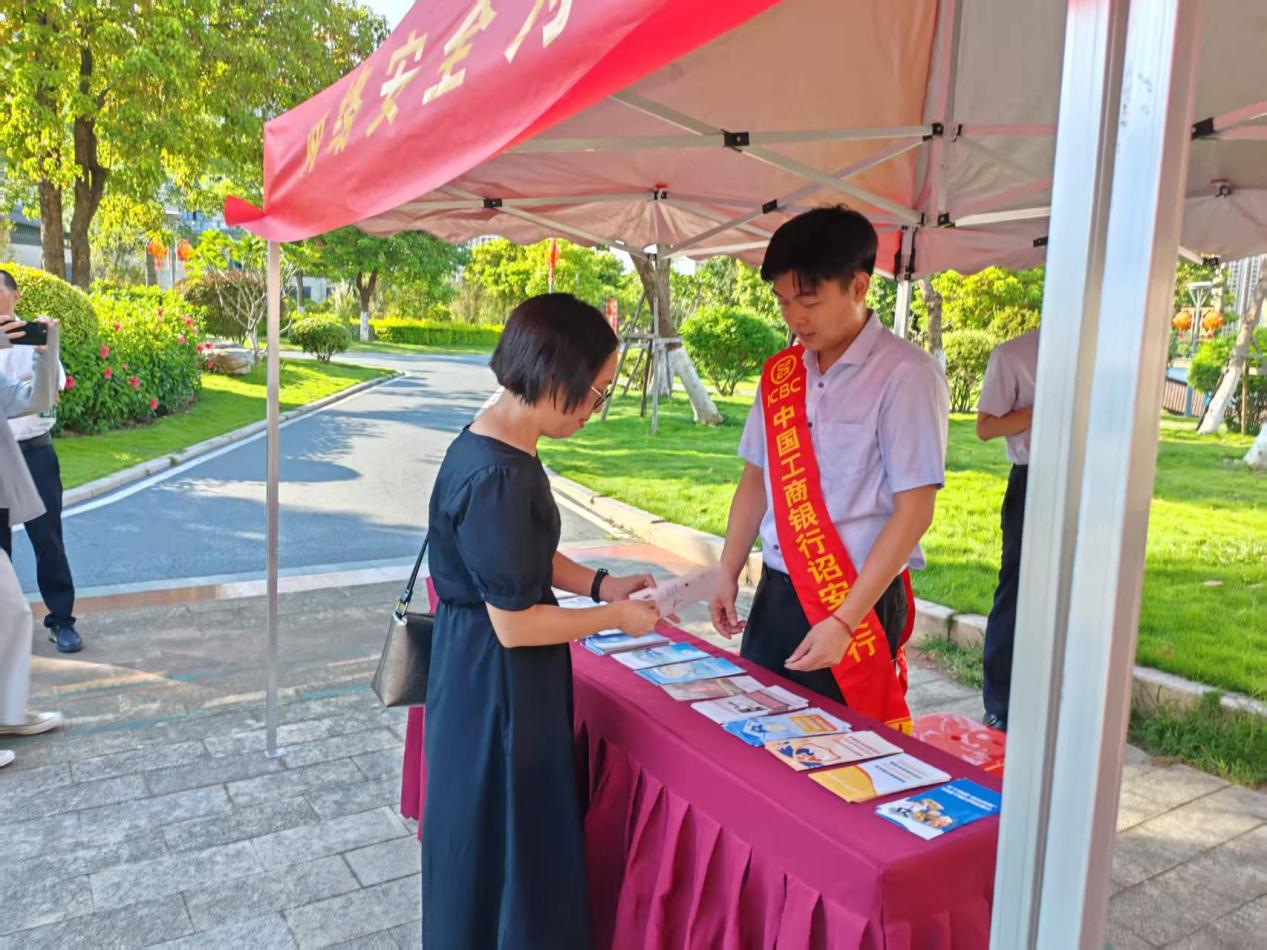 工作人員深入社區(qū)廣場(chǎng)，設(shè)立流動(dòng)金融知識(shí)普及站。