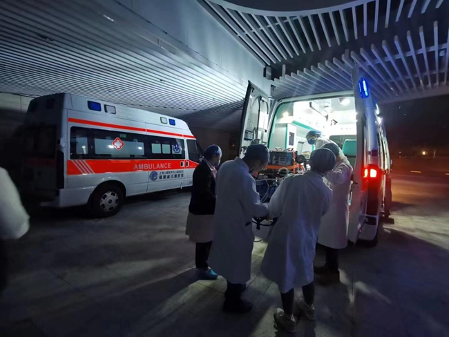 轉(zhuǎn)運(yùn)團(tuán)隊(duì)星夜ECMO護(hù)航。福建省兒童醫(yī)院供圖