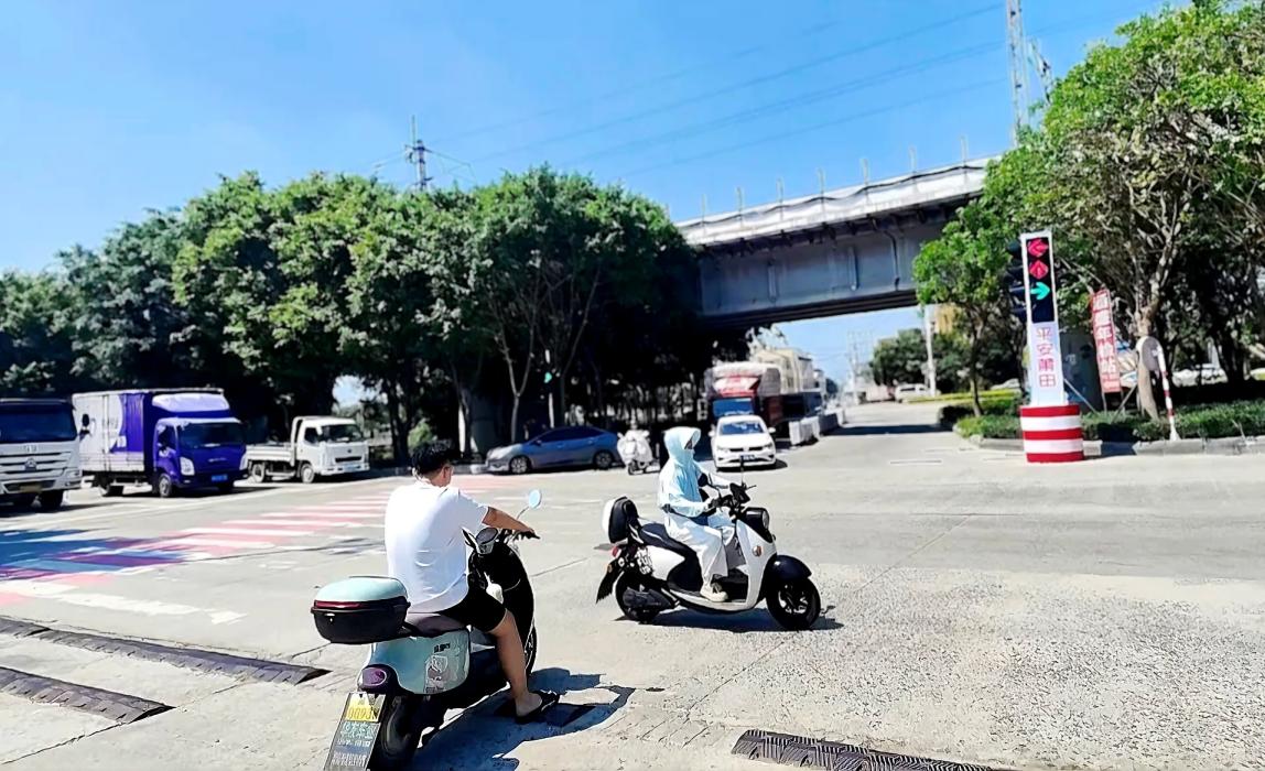 莆田市涵區(qū)周墩村路口新裝的智能紅綠燈設(shè)備。