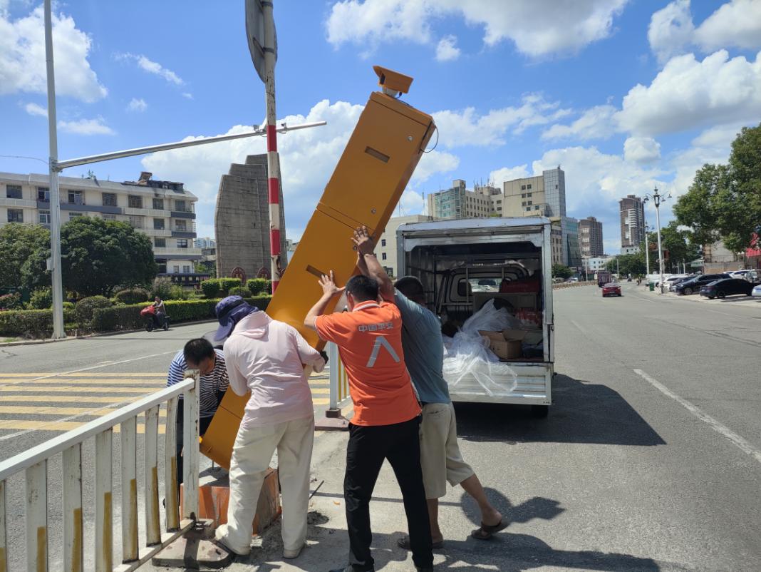 平安產(chǎn)險莆田中心支公司工作人員參與智能交通設(shè)備實地安裝工作。