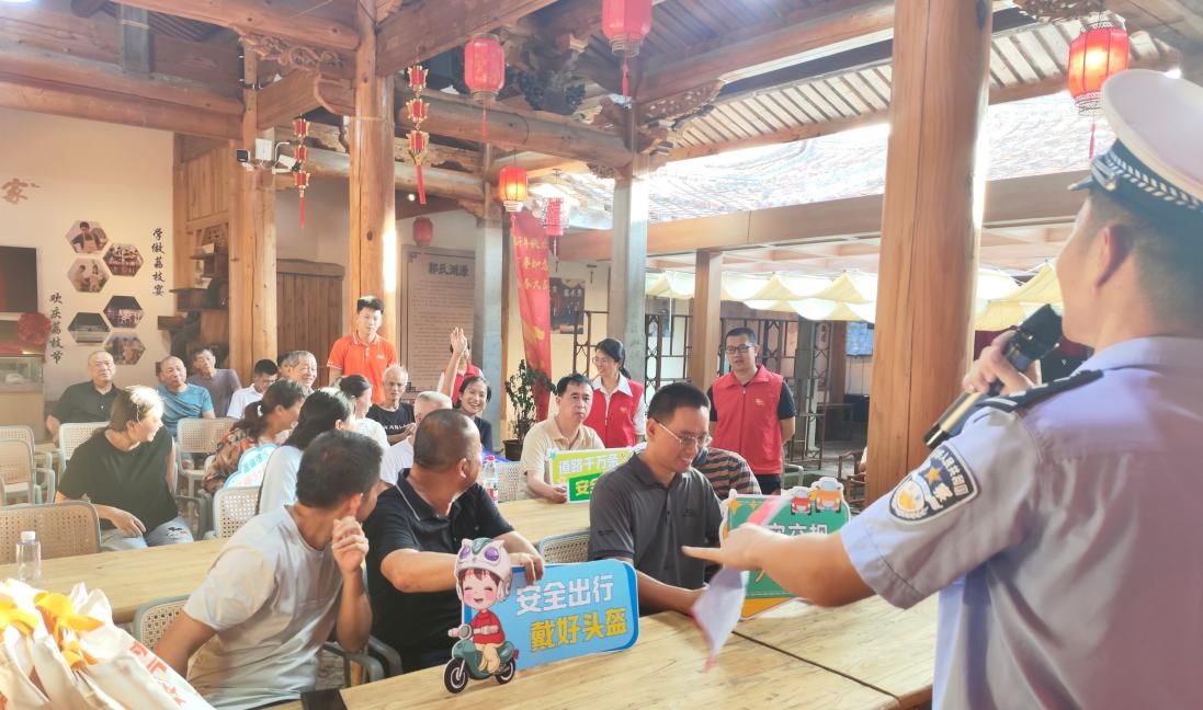 “交通安全培訓+金融消保教育”雙融課堂現(xiàn)場。