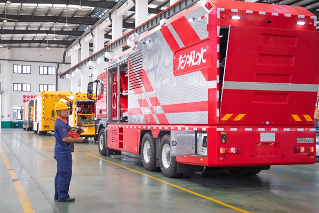 工人正在對龍吸水大流量應(yīng)急排水車進行組裝測試