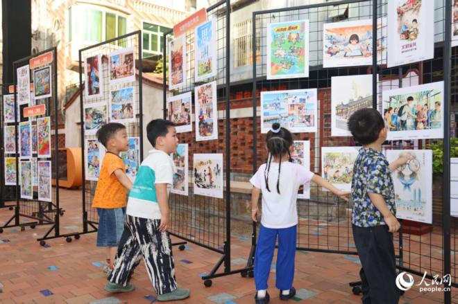 活動現(xiàn)場集中展示“AI文明 愛思明”優(yōu)秀作品。人民網(wǎng)記者 陳博攝