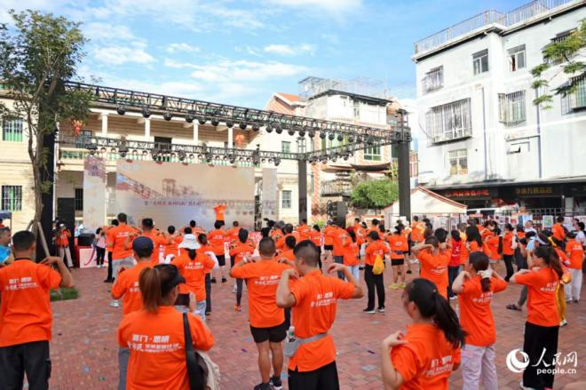 新市民、村民代表等集體熱身。人民網(wǎng)記者 陳博攝