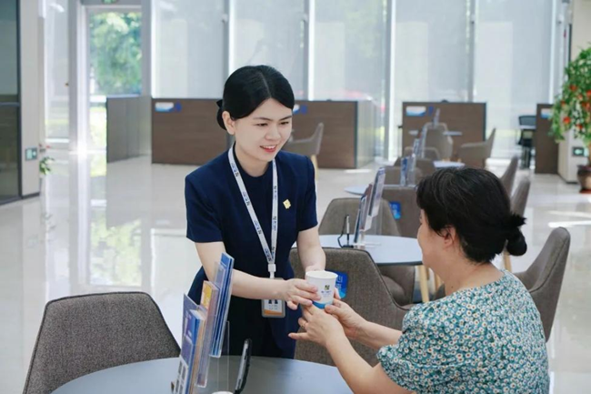 工作人員耐心服務(wù)老年客戶