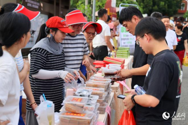 “一村一品”豐收大集，市民游客正在選購。人民網(wǎng)記者 陳博攝