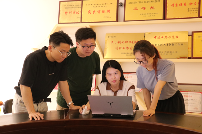 正在工作的王小穎