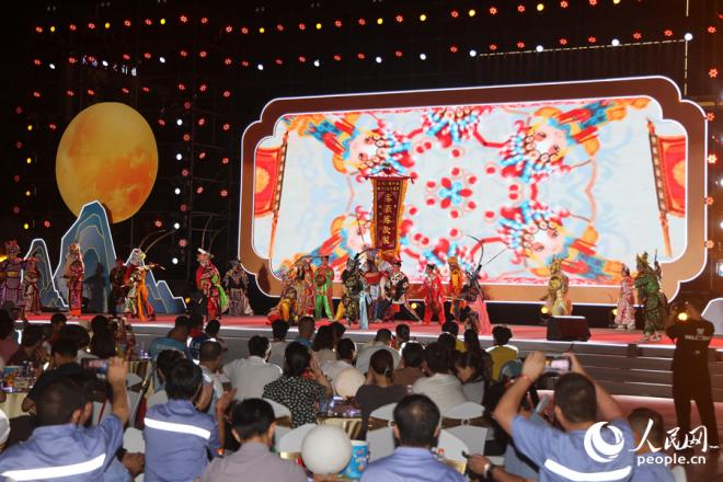 英歌舞表演。人民網(wǎng)記者 陳博攝