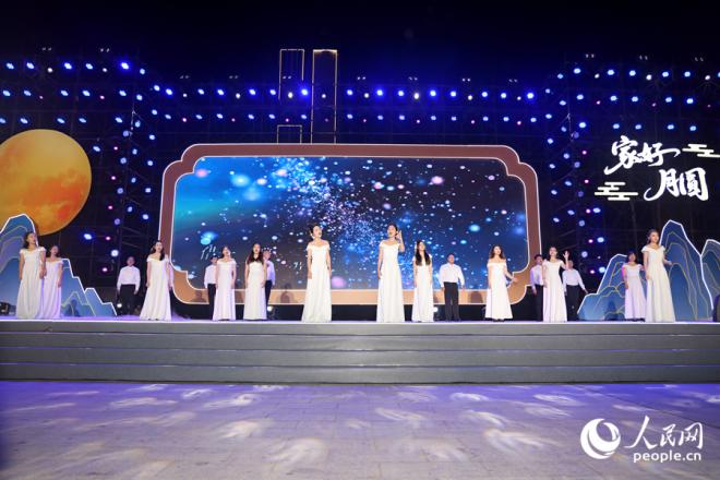 合唱《世界贈(zèng)予我的》。人民網(wǎng)記者 陳博攝