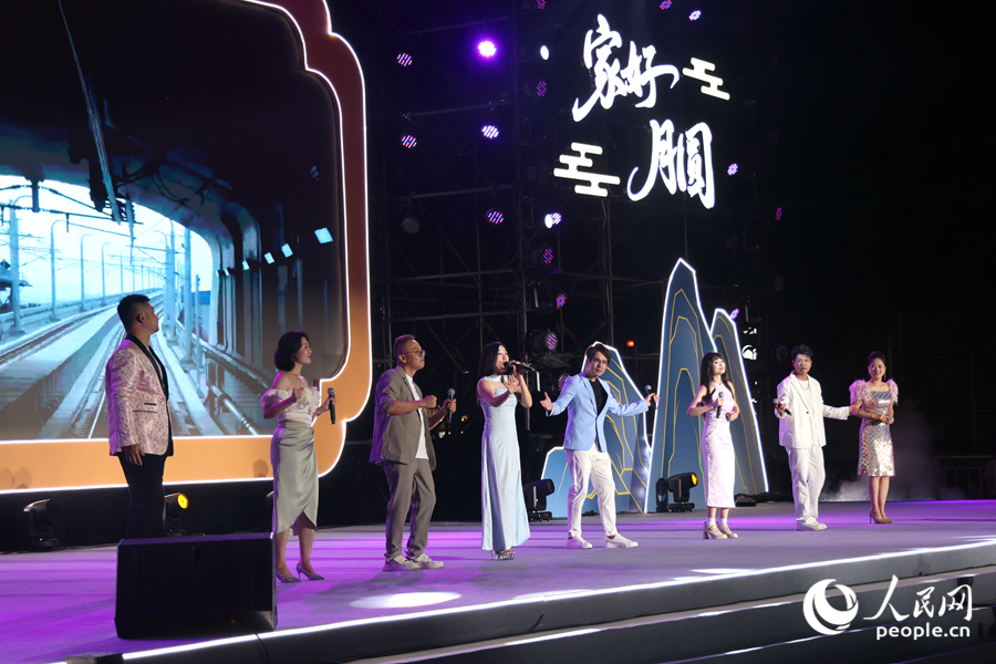 原創(chuàng)歌曲《來(lái)去廈門(mén)》。人民網(wǎng)記者 陳博攝