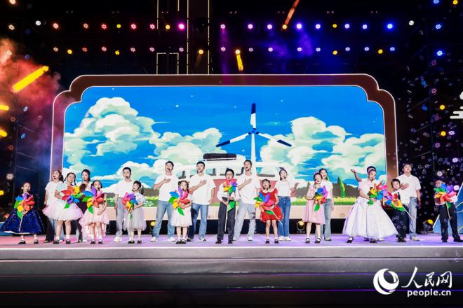 親子合唱《璀璨冒險(xiǎn)人》。人民網(wǎng)記者 陳博攝