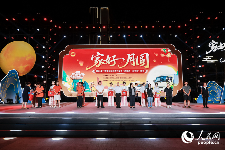 為新就業(yè)形態(tài)勞動(dòng)者代表贈(zèng)送入會(huì)禮包。人民網(wǎng)記者 陳博攝