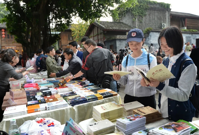 “坊巷悅讀家”誦讀書會(huì)現(xiàn)場，市民和游客選購圖書。記者 葉義斌攝