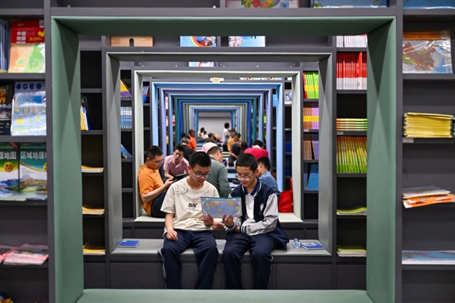 學(xué)生在安泰新華圖書城閱讀喜歡的書籍。記者 池遠(yuǎn)攝