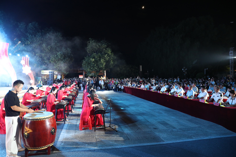 晚會現(xiàn)場歡聲如潮。鄭文典攝