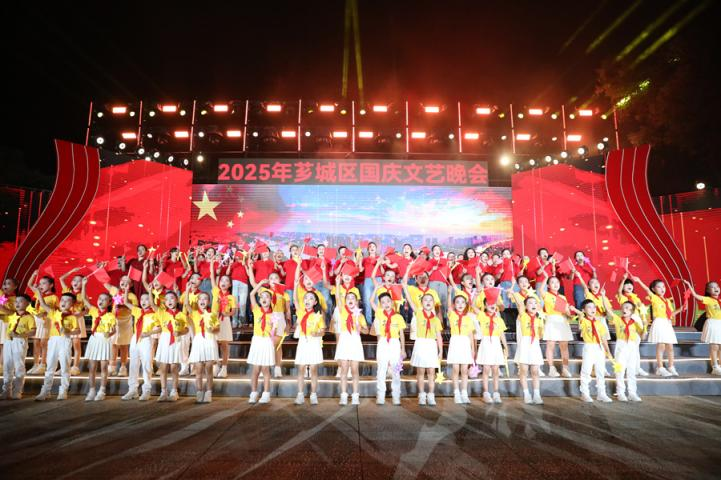 現(xiàn)場高唱《歌唱祖國》。鄭文典攝