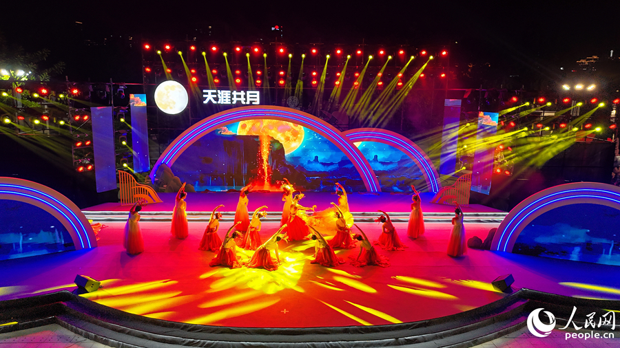 晚會在舞蹈《金鳳邀月》中拉開序幕，舞姿翩躚，寄寓團圓與吉祥。人民網(wǎng)記者 李昌乾攝