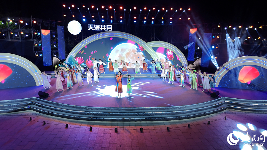 梅州的李詩琪（左）、陳思霖等共同演唱的新客家山歌《八月十五月光光》，傳遞濃濃的客家風(fēng)情。人民網(wǎng)記者 李昌乾攝