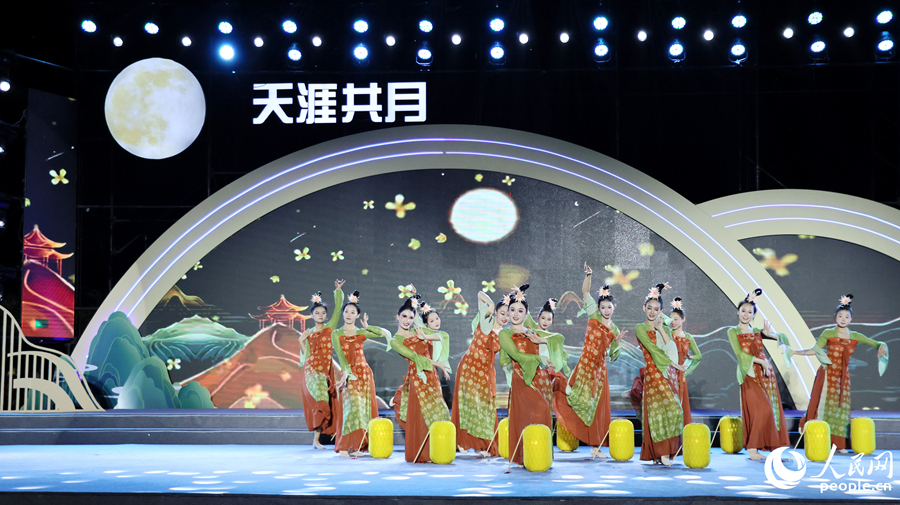 舞蹈《月是故鄉(xiāng)明》表演。人民網(wǎng)記者 李昌乾攝