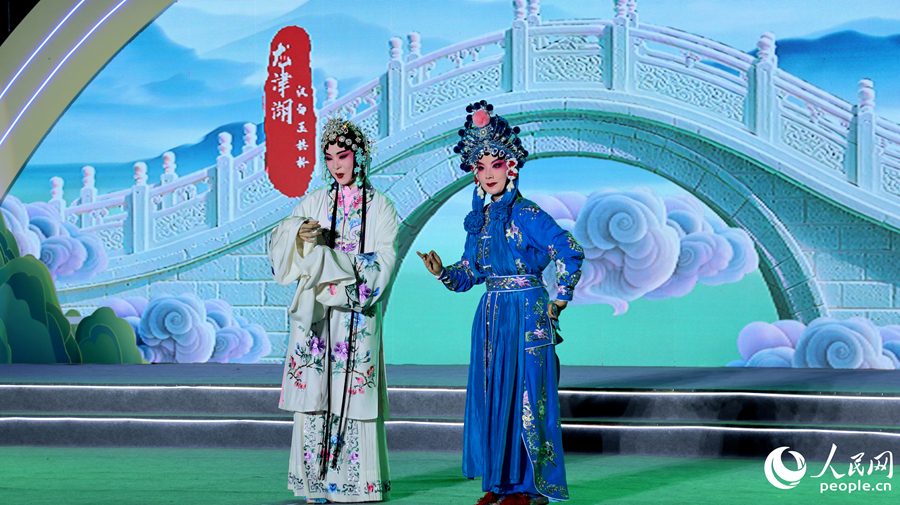 新編漢劇《一城一夢醉白蛇》表演。人民網(wǎng)記者 李昌乾攝