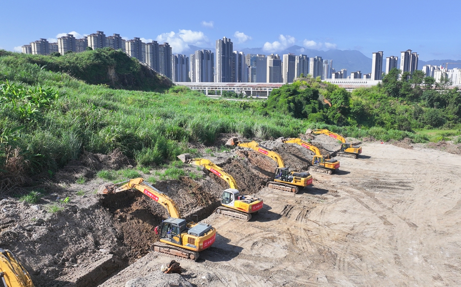 溫福高鐵寧德站甬廣場開工點(diǎn)施工作業(yè)。中鐵十一局供圖