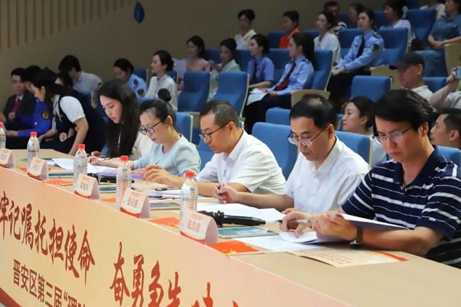 講師團(tuán)代表聆聽宣講