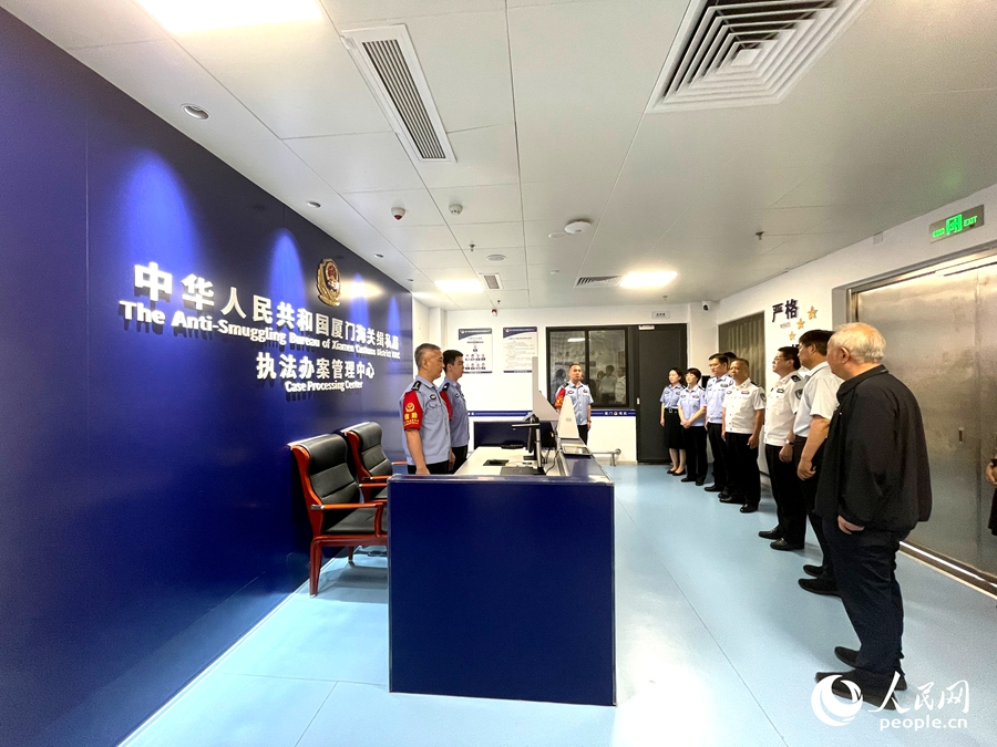 調(diào)研團(tuán)現(xiàn)場(chǎng)了解執(zhí)法辦案管理中心運(yùn)行情況。人民網(wǎng)記者 陳藍(lán)燕攝