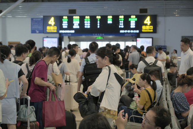 旅客在福州火車站候車大廳排隊等候上車。鄒海杰攝