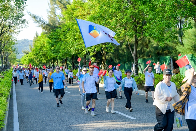 行進(jìn)中的漳州開發(fā)區(qū)職工