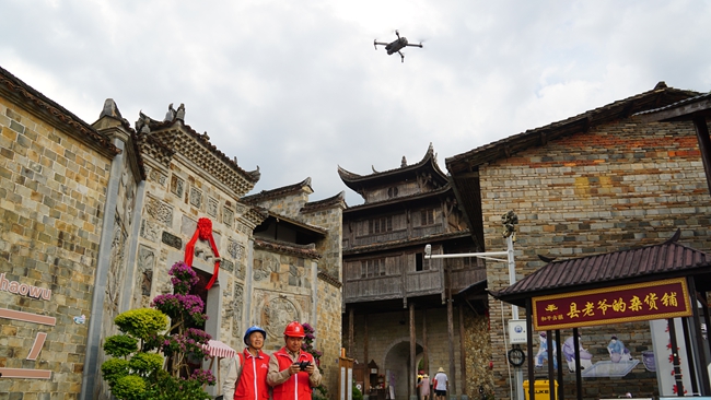 9月29日，國網(wǎng)邵武市供電公司的工作人員利用無人機(jī)對古厝開展線路特巡